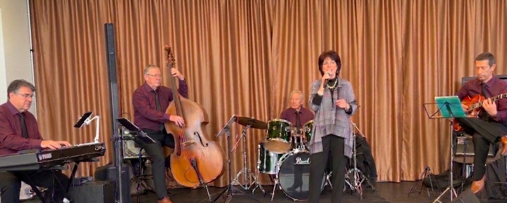 Le JazzID Quintet sur scène pendant un concert